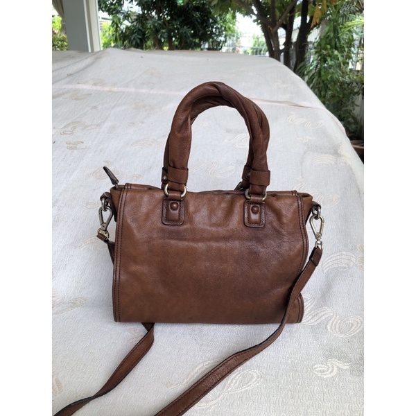 Túi chuẩn si. Túi qua sử dụng. Khách vui lòng xem hình nếu muốn biết thêm thông tin sản phẩm mời khách vô chat. Thanks .