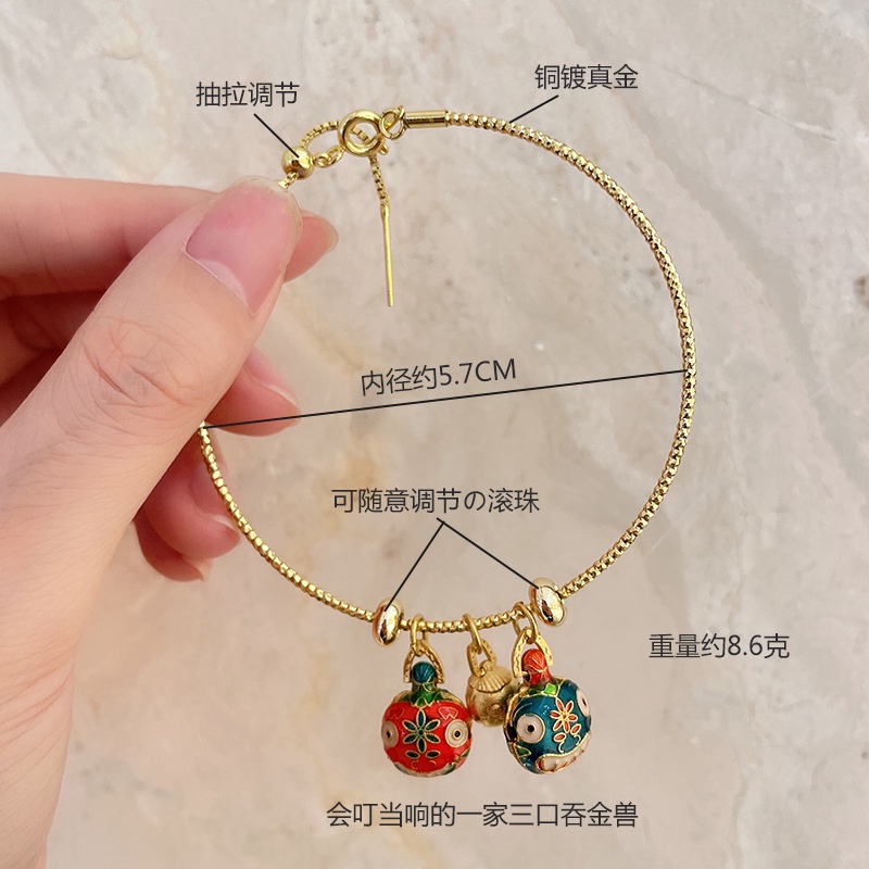 Vòng tay gắn ba chuông mẫu con bọ cánh cứng mùa hè độc đáo