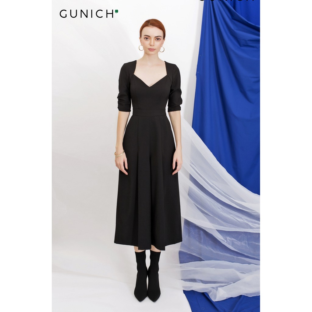 Jumpsuit cổ V đen tay ngắn dáng quần ống rộng Gunich