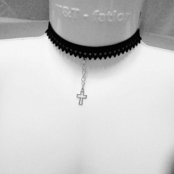 Vòng cổ chocker ren mặt thánh giá (ảnh thật)
