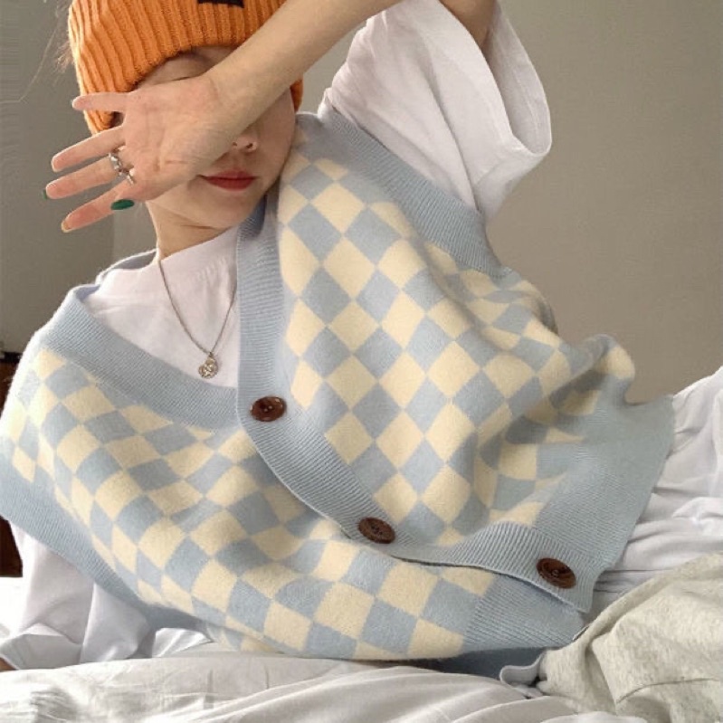 Áo gile và Cardigan kẻ caro khuy áo hot trend cho nàng