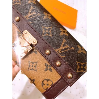 Clutch đinh Louis Vuittion