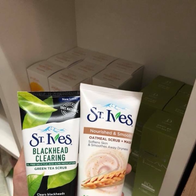 Sữa rửa mặt tẩy da chết st ives