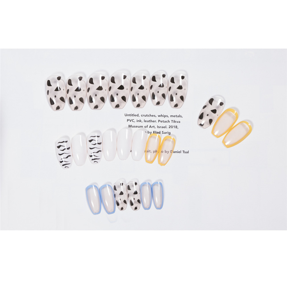 (Hàng Mới Về) Miếng Dán Móng Tay Hình Bông Tuyết Phối Màu Tương Phản Cho Nữ