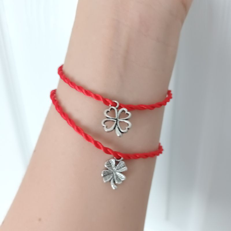 Vòng chỉ đỏ mic charm cỏ 4 lá may mắn bình an