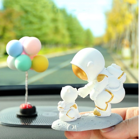 Tượng phi hành gia ngồi cạnh chú cún đế xám siêu cute có thể để trên ô tô, kệ