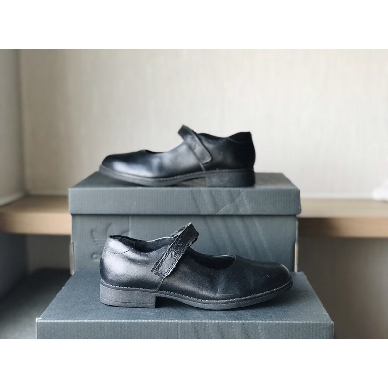 {2hands} Giày búp bê Clarks bé gái-size 32( tặng kèm đôi clarks hoa văn chân 19-19,5cm)