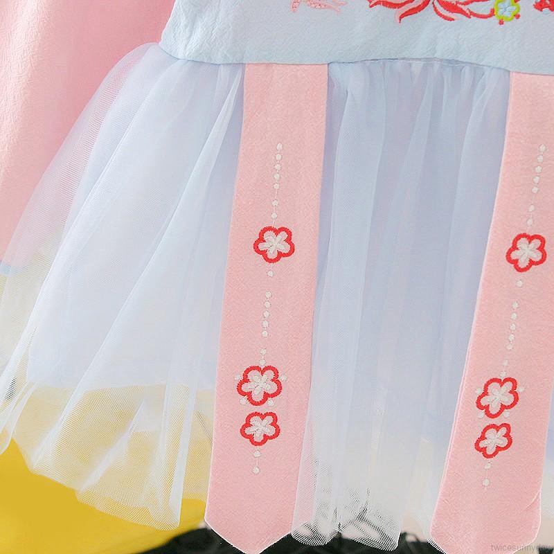 Đầm thêu hoa phong cách cổ điển dành cho bé