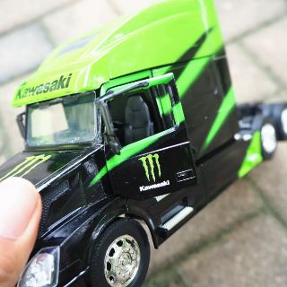 Xe mô hình đầu kéo container 1/32