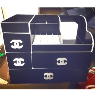Kệ mỹ phẩm Plus màu đen núm chanel