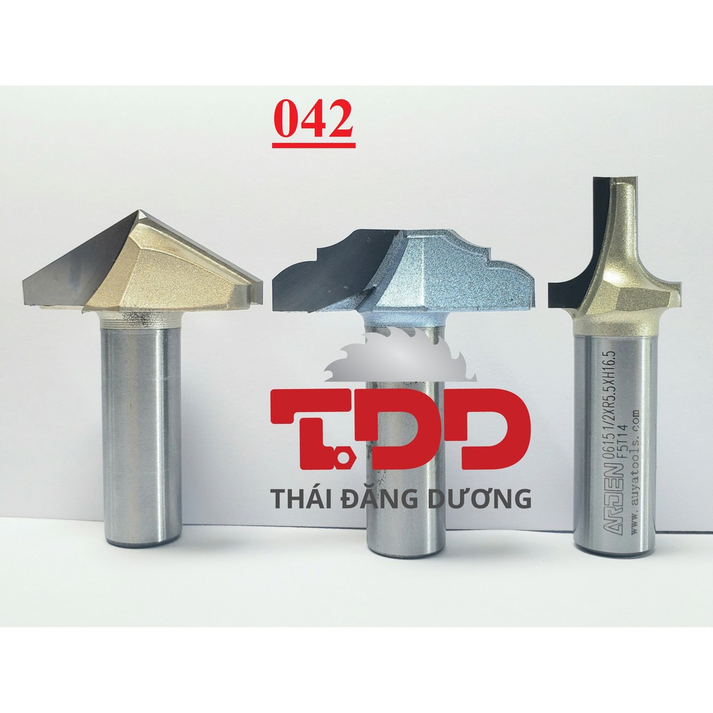 Mũi huỳnh cửa pano tân cổ điển D42