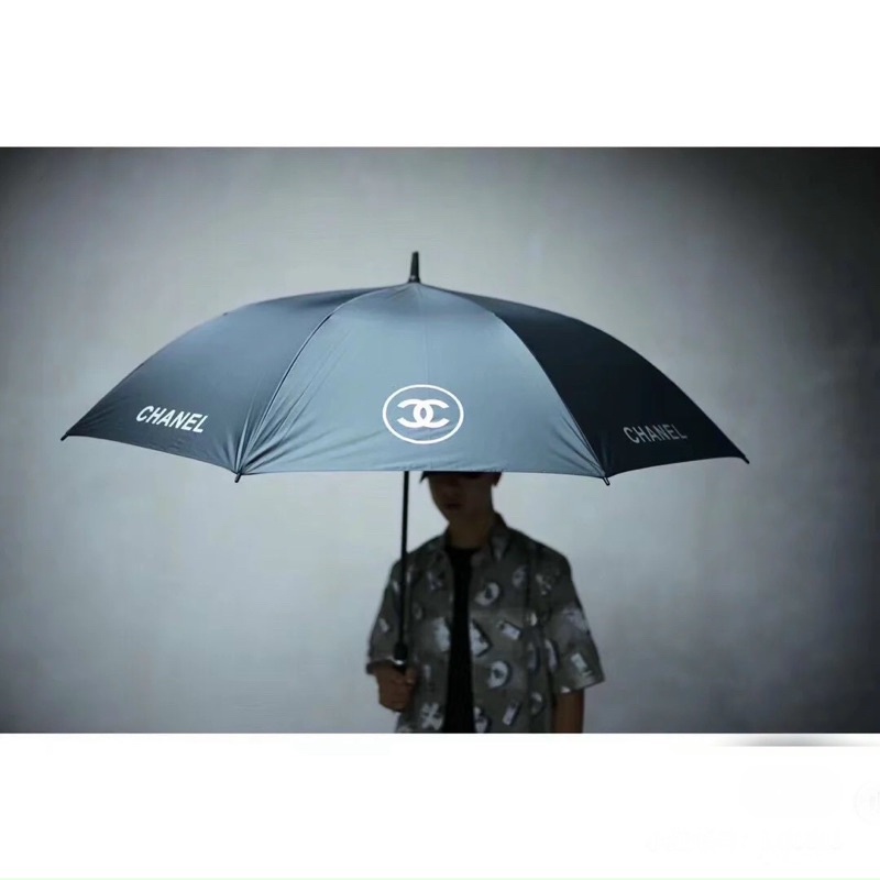Ô dù Chanel khổng lồ