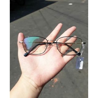 Kính Vintage Vuông Đen Chân Vàng