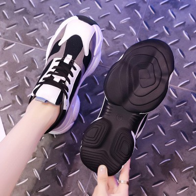 GIÀY THỂ THAO NỮ 2 MÀU ĐEN TRẮNG. ĐỘN ĐẾ 5CM CHIỀU CAO. KIỂU DÁNG SIÊU XINH SANG CHẢNH. | BigBuy360 - bigbuy360.vn