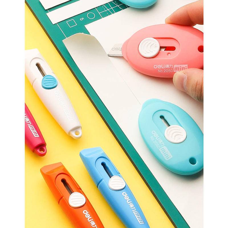 ⭐ iLado ⭐ Dao tiện ích dao mini Dao Rọc Giấy Bỏ Túi Mini hình trái xoan móc khoá cute anime In Họa Tiết Hoạt Hình chất lượng cao Tiện Lợi Cuộn Rút dụng cụ mở thùng carton trang trí di động