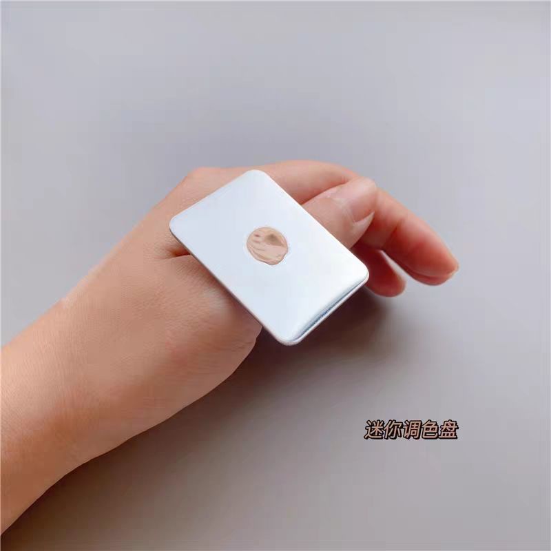 Bảng màu tiện dụng gồm kem che khuyết điểm và kem nền dạng lỏng