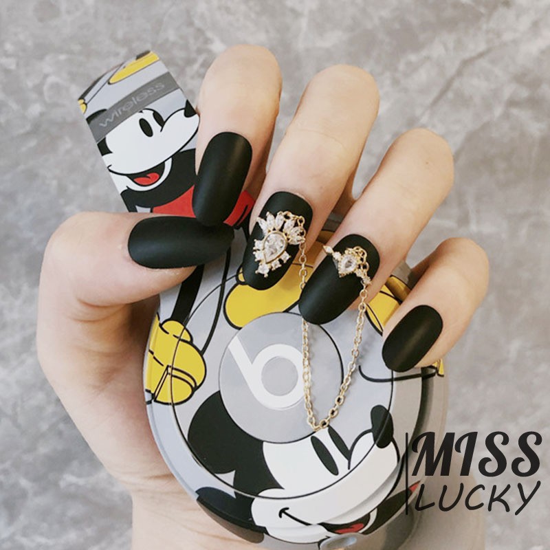 Móng tay giả màu đen dát đá với dây chuỗi màu kim độc đáo