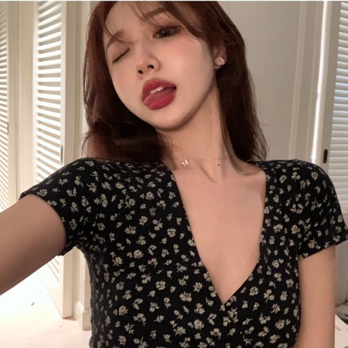 Áo thun IELGY tay ngắn cổ chữ V màu đen in họa tiết hoa phong cách Hàn Quốc thời trang cho nữ