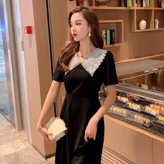 Váy đen cổ ren trắng