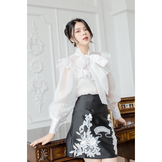 ÁO SƠ MI VOAN TRẮNG CỦA HÀ CÚC