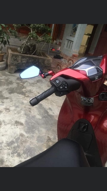 1 chiếc gương gù lắp chân gương bên trái xe máy