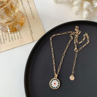 Dây chuyền hoa cúc nền xanh