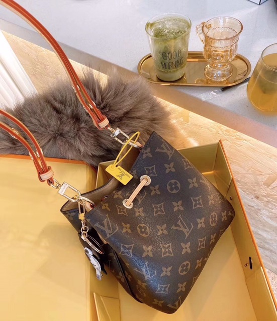 Túi đeo chéo đeo vai NEO hoạ tiết hoa nâu kèm charm con chó hàng cao cấp fullbox có hộp