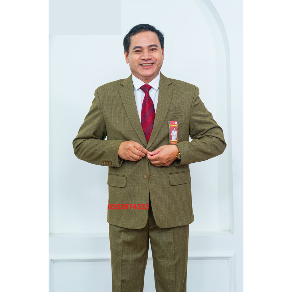 Bộ com lê trung niên Hồng Ngọc phong cách lịch lãm nam tính