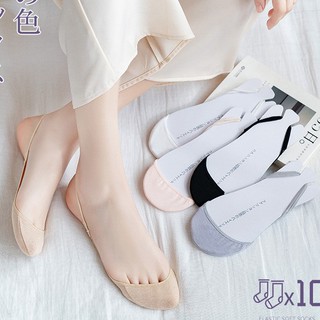 Vớ lười mang giầy cao gót và búp bê