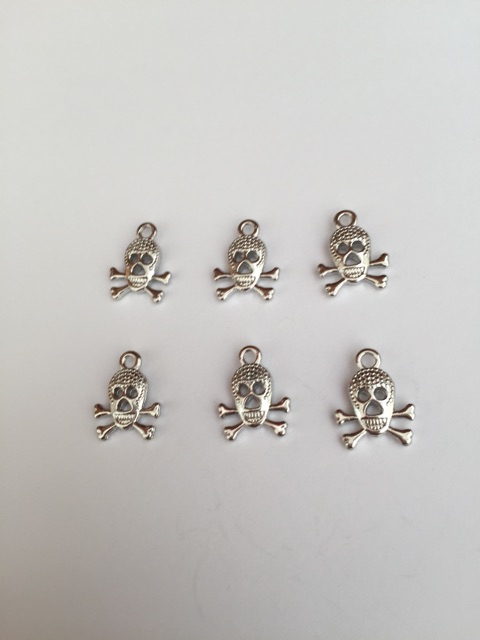 Charm Biểu Tượng Bạc Thái Xâu Vòng