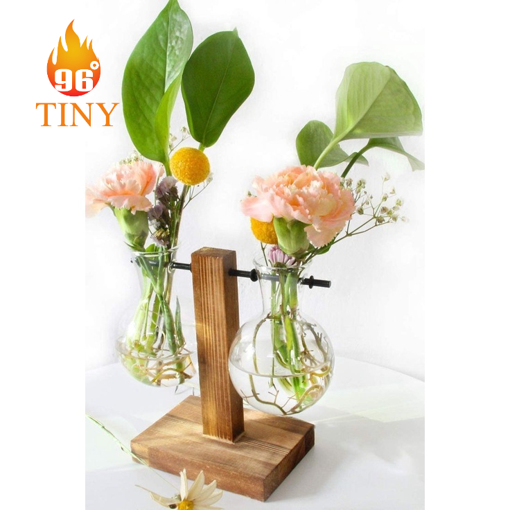 Trang trí bàn làm việc văn phòng với lọ thủy tinh cắm hoa, trồng cây kèm giá gỗ, phù hợp mọi không gian trong văn phòng