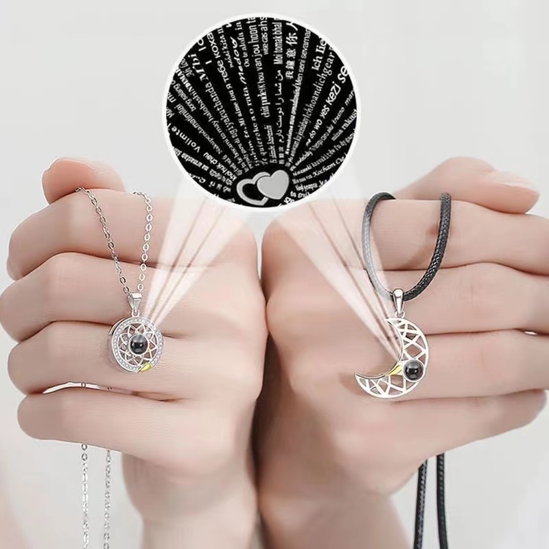 Bộ 2 Vòng cổ Nam Châm Hình Mặt Trăng/Ngôi Sao/Mặt Trăng 100 Ngôn Ngữ Cho Cặp Đôi