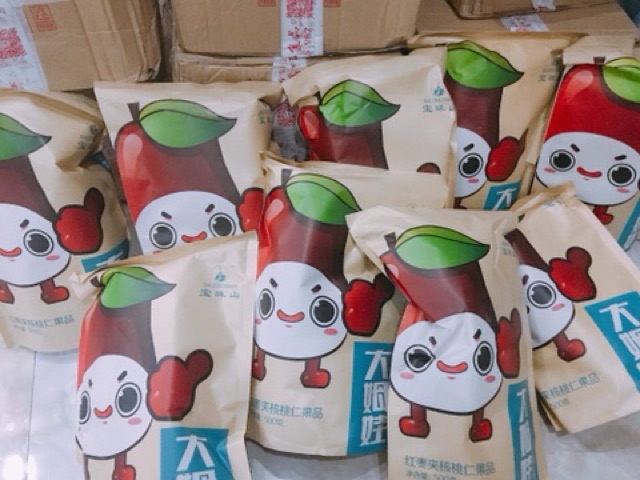 Táo đỏ kẹp óc chó và nho khô