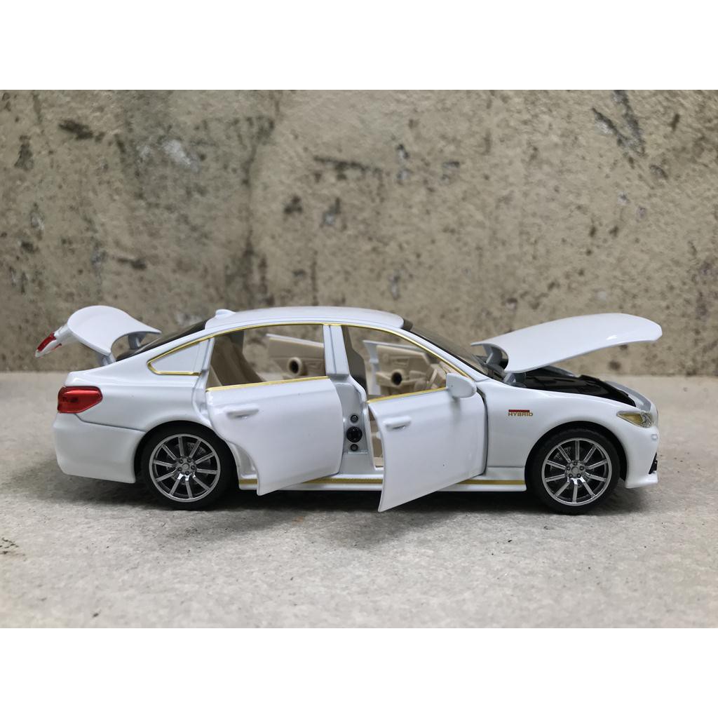 Mô hình xe ô tô TOYOTA CRONW 2021 - 1:32