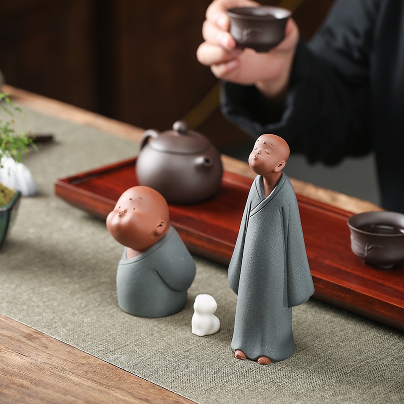 Bộ đôi hoàn hảo - 02 tượng chú tiểu bằng gốm tử sa cao cấp | BigBuy360 - bigbuy360.vn