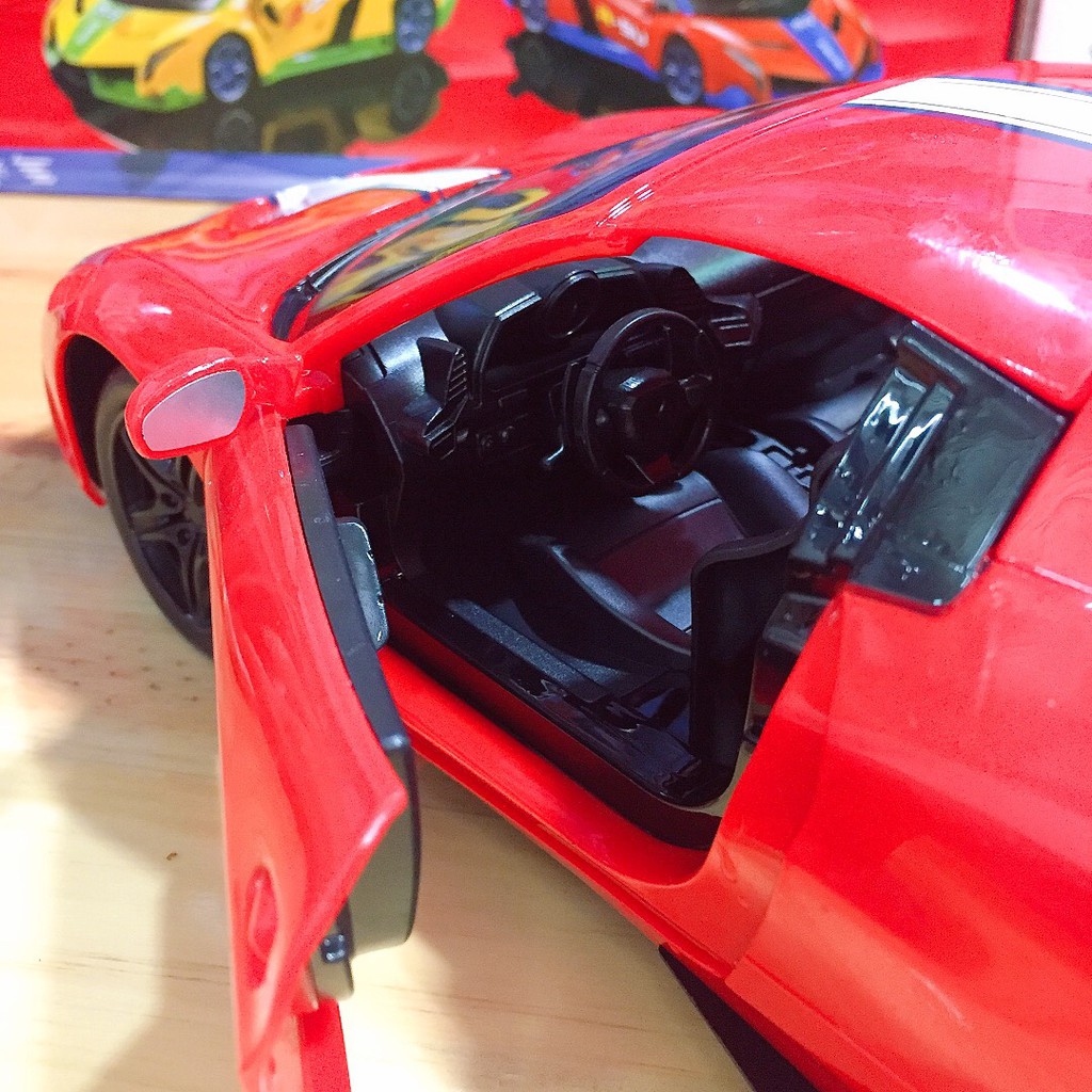 Siêu xe ferrari điều khiển từ xa mở cửa