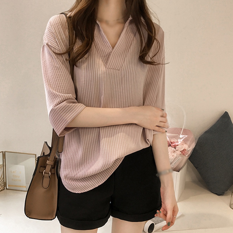 Áo sơ mi tay lửng cổ chữ V họa tiết kẻ sọc cho nữ