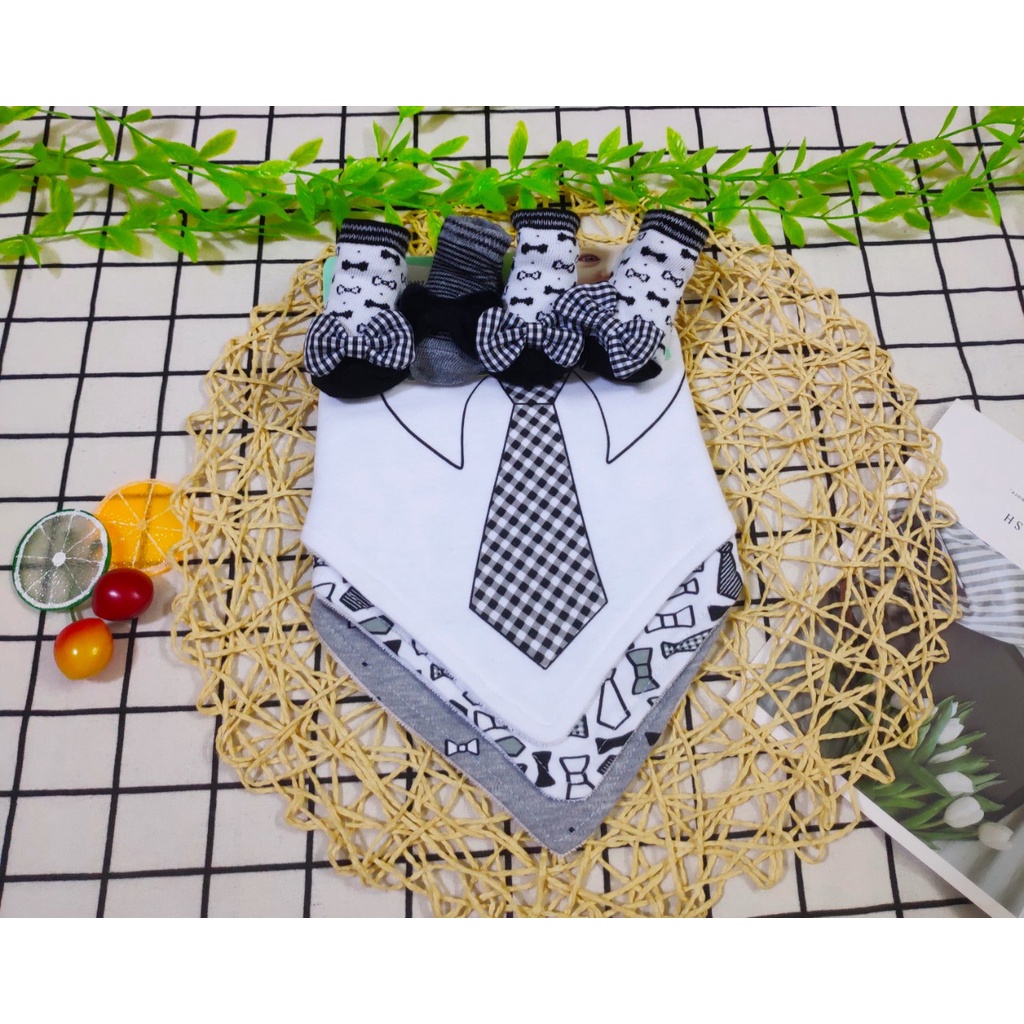 Sét 3 yếm cổ kèm tất thú xuất dư xịn cho bé siêu xinh