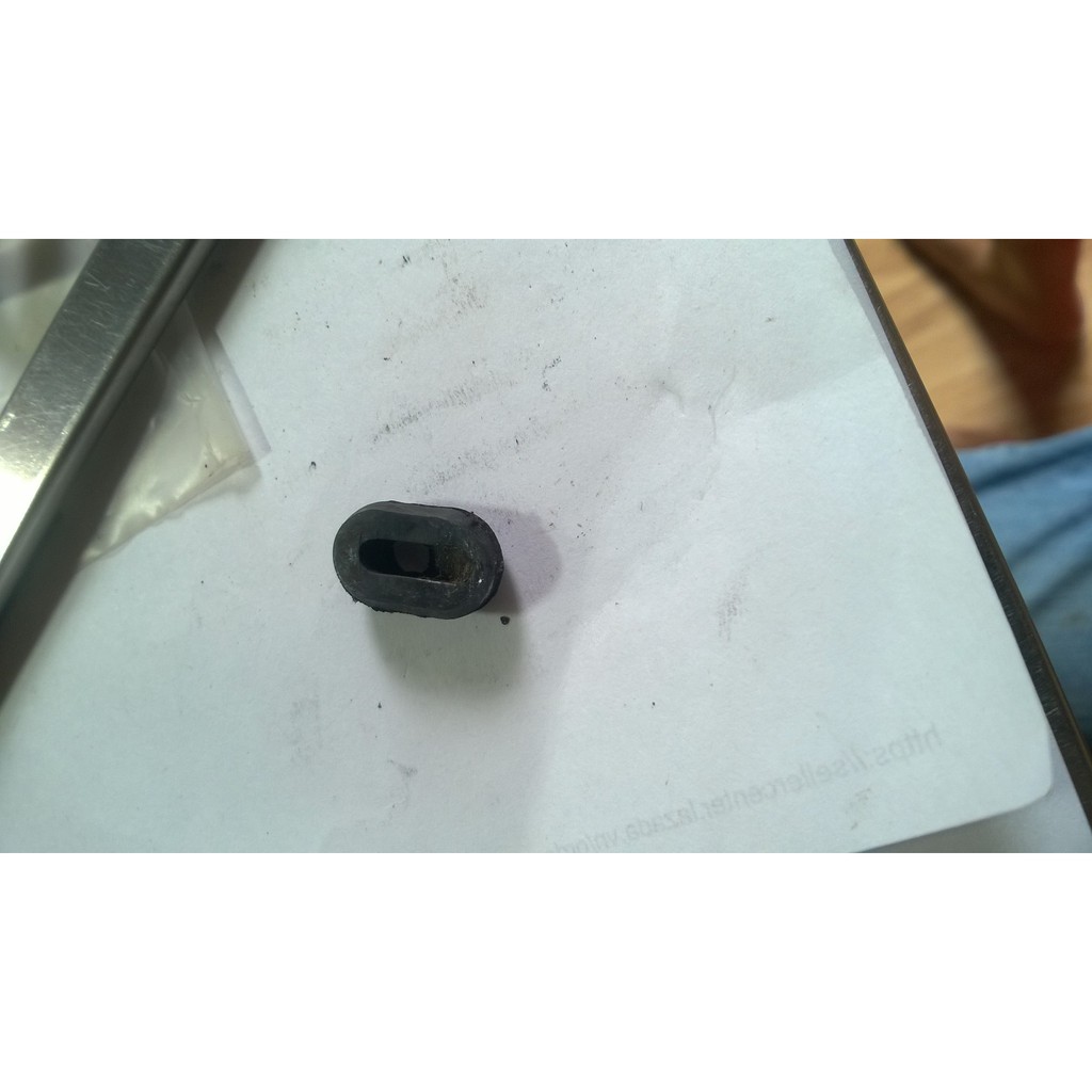 Honda 67-68-72: Nút ruồi cao su dẻo chống vô nước gắn dây ga với ghidong cho xe 67-68-71-72..