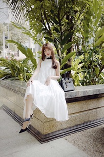 Váy cổ yếm xoè