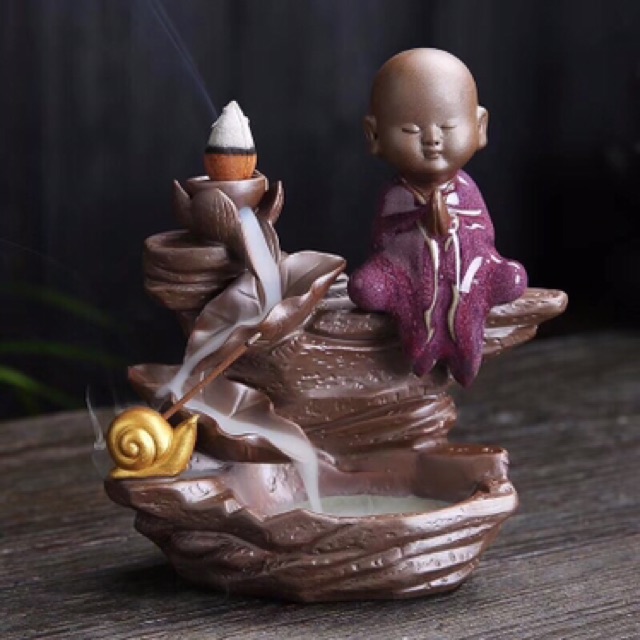 Thác khói chú tiểu thảnh thơi áo tím