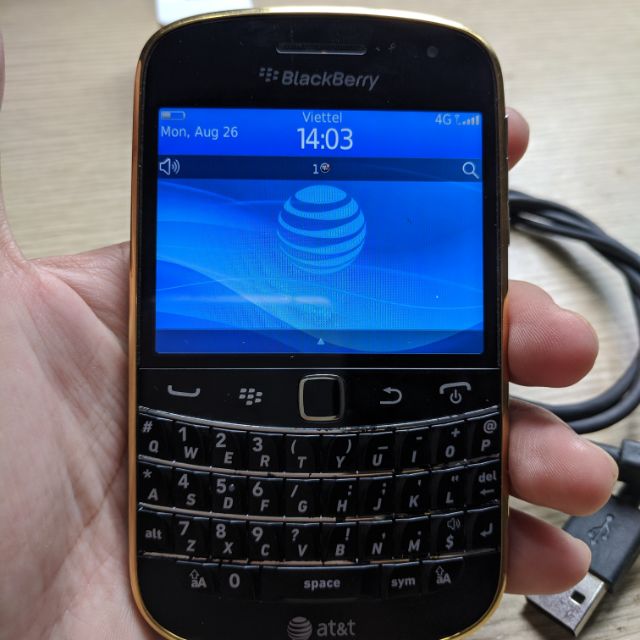 Điện thoại Blackberry Bold 9900 viền Gold