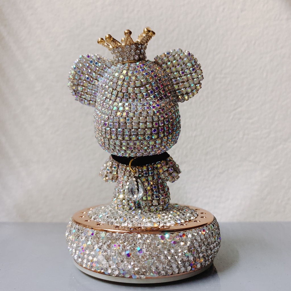 Tượng Gấu Đính Đá Kèm Nước Hoa Đặt Taplo Xe Ô Tô