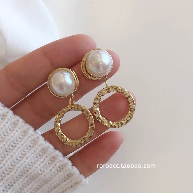 bông tai hạt châu nhân tạo và vòng tròn nhỏ xinh xắn