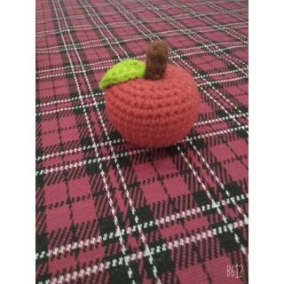 Móc khóa trái táo bằng len