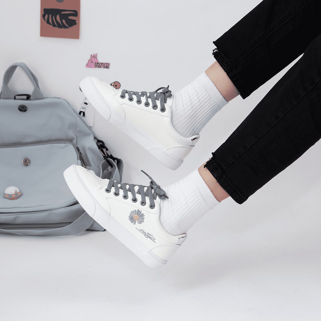 [Mã FAGREEN245 giảm 10% tối đa 30k đơn từ 99k] Giày Bata Nữ giayBOM Trắng Họa Tiết Hoa Cúc Siêu Xinh B980 | BigBuy360 - bigbuy360.vn