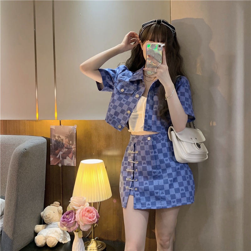 Bộ quần áo nữ họa tiết kẻ sọc thời trang
