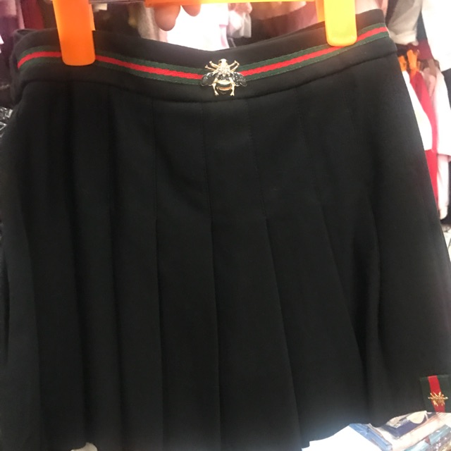 chân váy xếp ly bé gái,chất uni dày dặn cực đẹp,bên trong có luôn chip đùi nên bé có thể chạy nhảy t