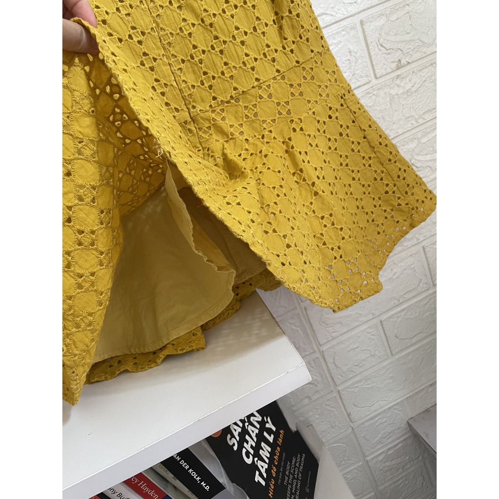 Áo peplum vàng đục lỗ