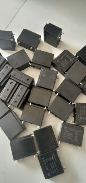 Rơ-le 12V 4 chân chuyên dùng trong bo nguồn bên Huệ Duyên giá 15 k một cái